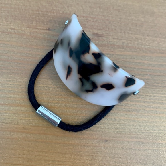 *Free with $25 purchase* Banana Republic Hair Accessory - Picture 2 of 2